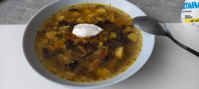 Разливаю по тарелкам, добавляю сметану! Это вкусно!