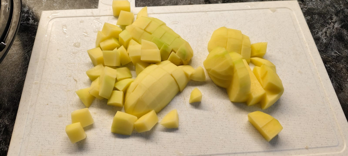 Очищаю и нарезаю кубиком картофель