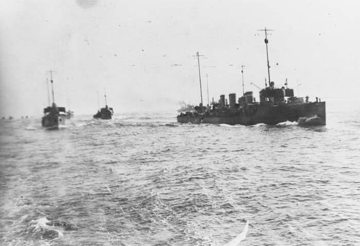 Миноносцы Csepel (справа), Balaton (слева) и Tátra (по центру) возвращаются на базу после битвы при Дураццо, 30 декабря 1915 года