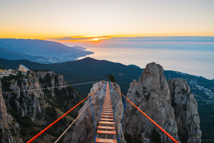 Рассвет на зубцах Ай-Петри