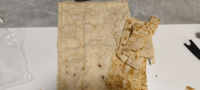 Ножницами нарезаю лаваш на одинаковые листы