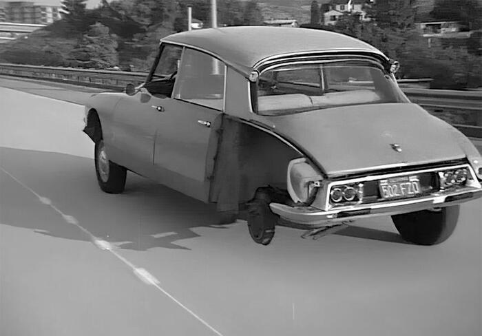Благодаря гидропневматической подвеске Citroen DS способен сохранять равновесие и управляемость даже без одного из задних колес