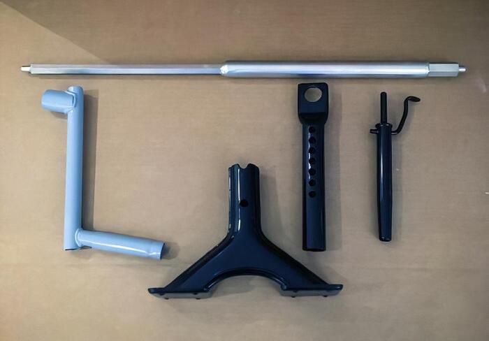 Так выглядел набор для замены колеса Citroen DS: баллонник c рукояткой, основание «свечи», выдвижная часть «свечи», фиксатор «свечи»