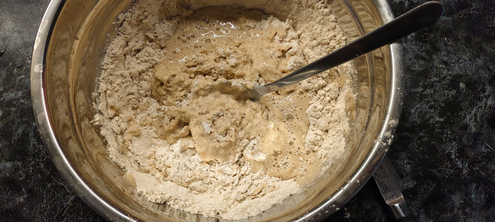 Перемешиваю сначала ложкой