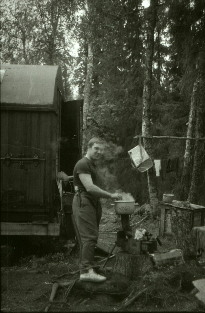 Не все пни убирали, вот этот, например, очень хорошо использовался и в качестве кухонной плиты, и в качестве подставки под слесарные тиски.