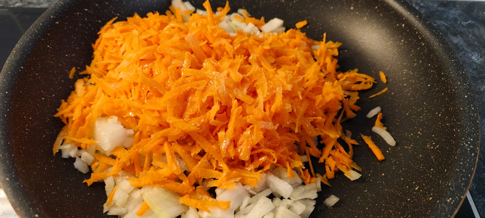 Из лука и моркови делаю поджарку