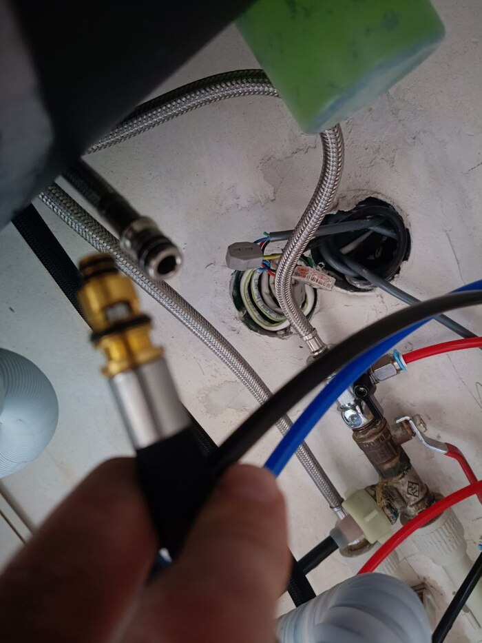 Это сама гибкая подводка, сорян за фокус(