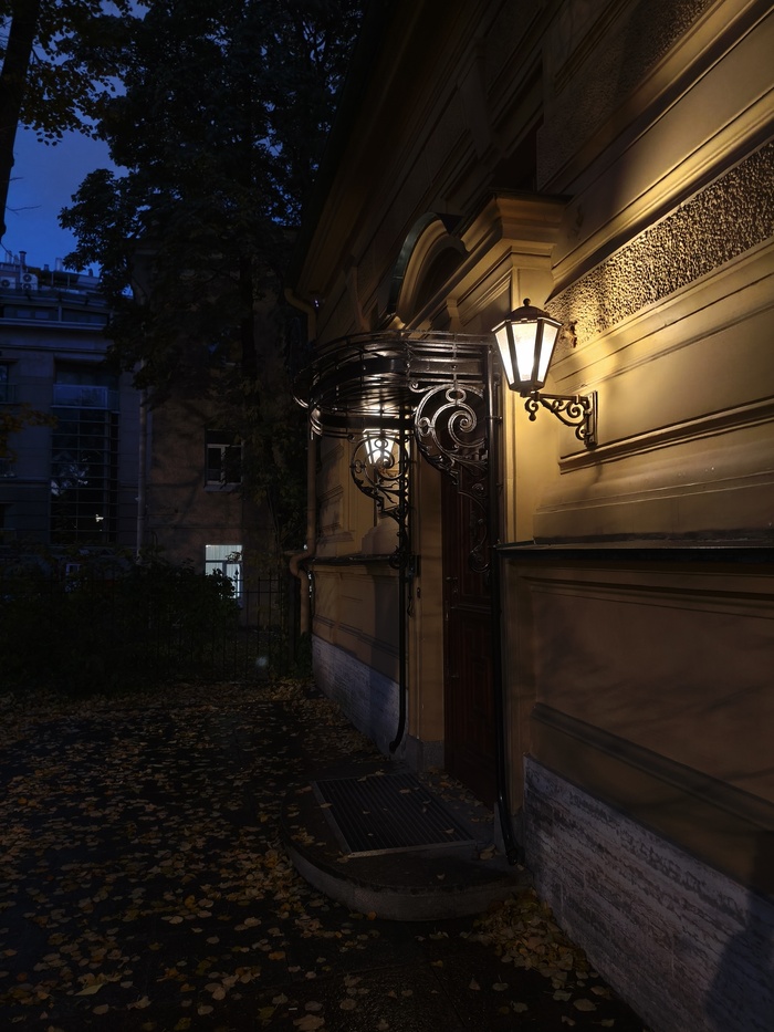 Здание учебной электростанции Николаевской инженерной академии..на карте так написано. Но меня как вы уже наверное поняли привлекли фонари у входа.. красивое..