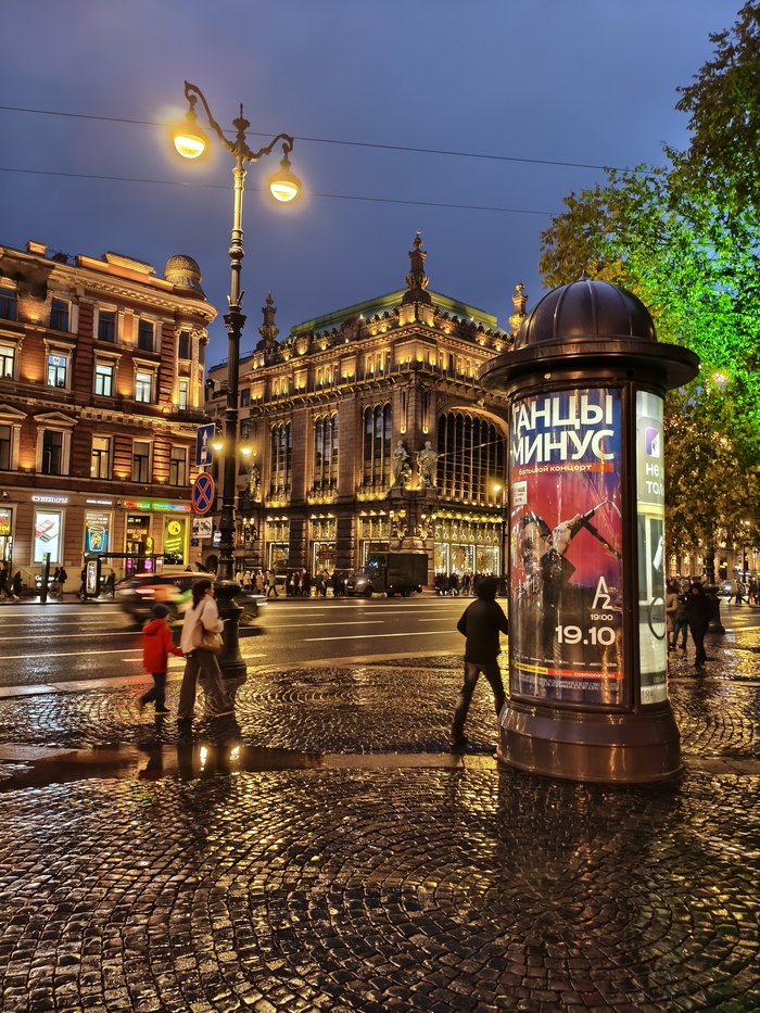 Невский и его вечерняя атмосфера