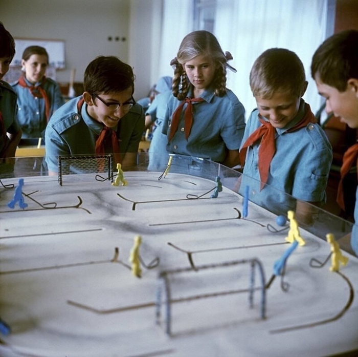 Дети играют в настольный хоккей. На отдыхе во Всесоюзном пионерском лагере на берегу Черного моря, 1960-е