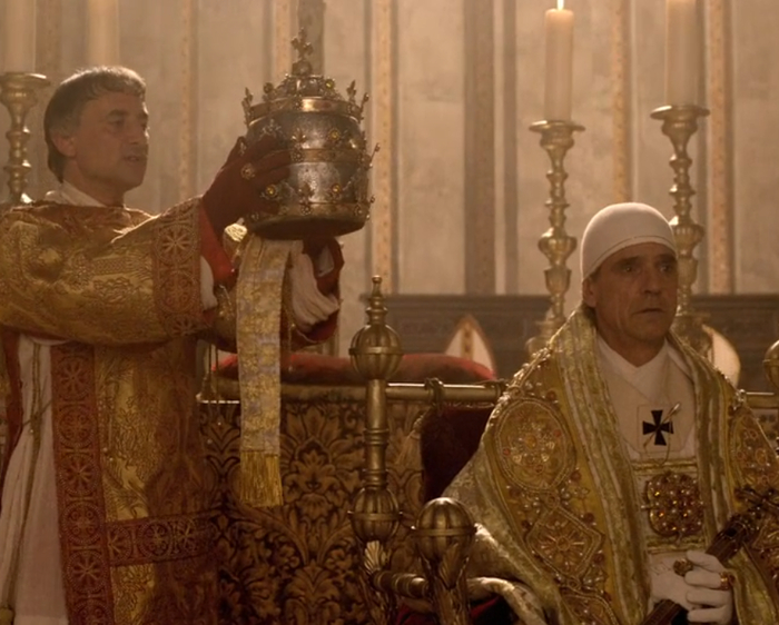 Одним из важнейших моментов церемонии интронизации папы римского является возложение папской тиары. Интересно, что в России этот аспект папского служения остаётся малоизвестным для широкой публики.