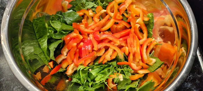 Нарезаю болгарский перец