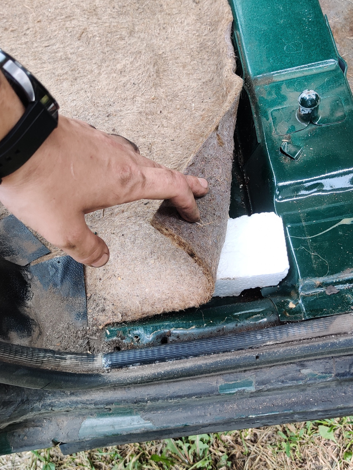 Не во всех классических авто можно обнаружить пенопласт под диваном.