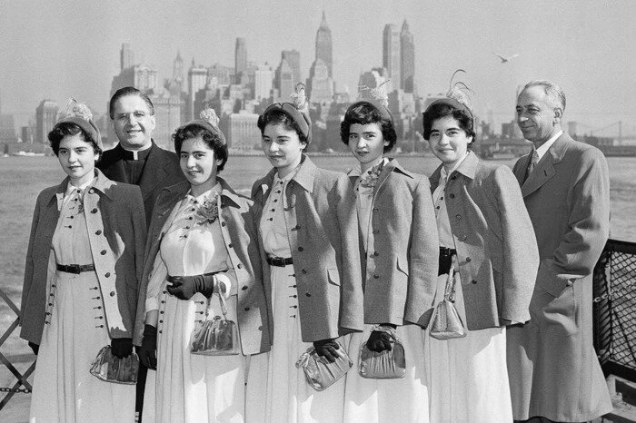 Сестры с отцом и священником Даниэлем Ротье