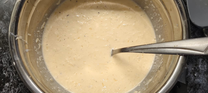 Вмешиваю сыр