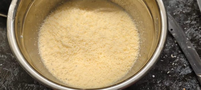 Натираю на мелкой тёрке пармезан. Много.