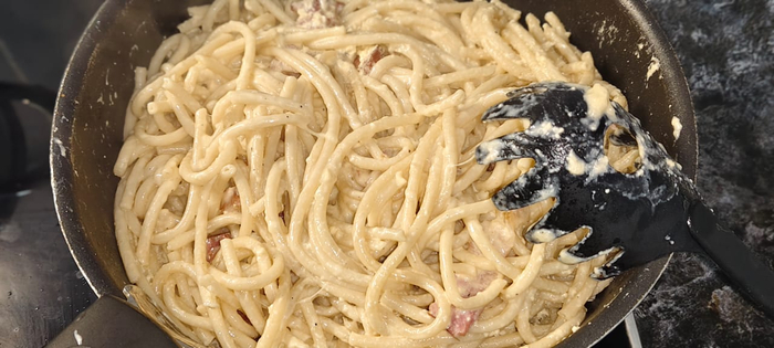 Влил соус, перемешал и прогрел на низкой температуре