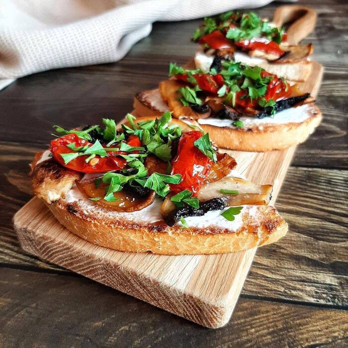 БРУСКЕТТА С ШАМПИНЬОНАМИ И ВЯЛЕНЫМИ ПОМИДОРАМИ