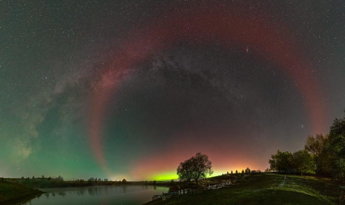 Млечный путь и полярное сияние с SAR дугой