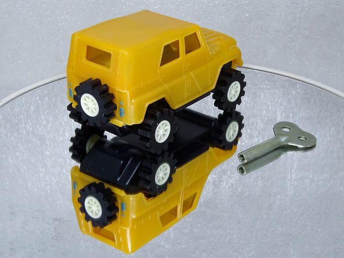 Рис. 3. Советская заводная игрушка – автомобиль «Вездеход-1» (УАЗ-469)