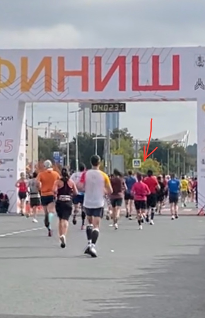 Скриншот из видео — стрелочкой показываю расположение мамы в толпе финишеров
