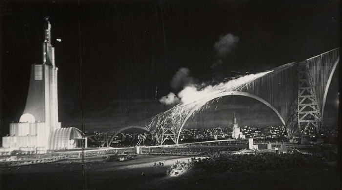 Запуск космической ракеты с эстакады происходил в самой Москве (кадр из фильма "Космический рейс").