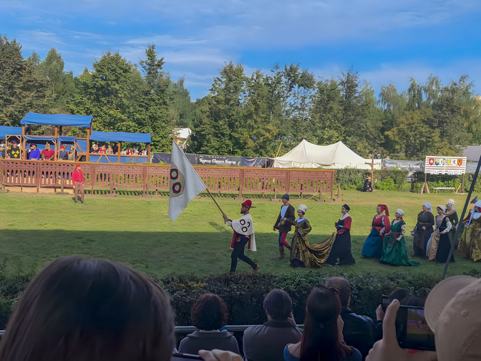 Суд дам проходит к трибуне