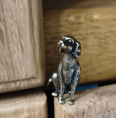 Это дух самого верного друга, того, что ждёт тебя у двери, не спросив, как прошёл день. Того, чья преданность отлита не в латуни, а в вечности.