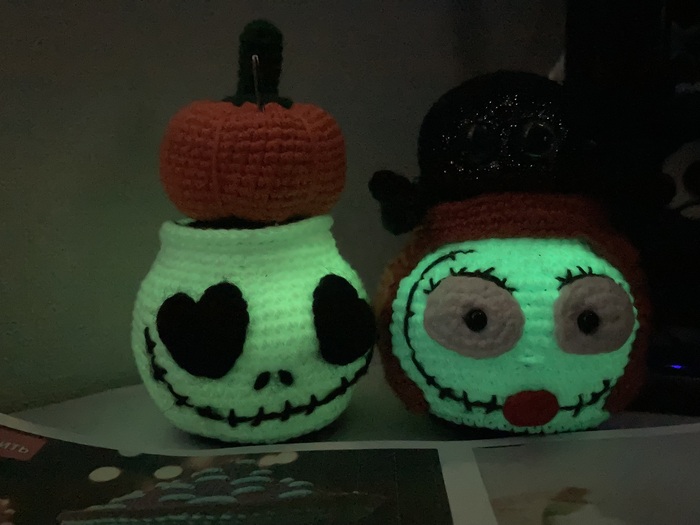 Делала на глаз, без схемы, поэтому получилось немного кривовато)