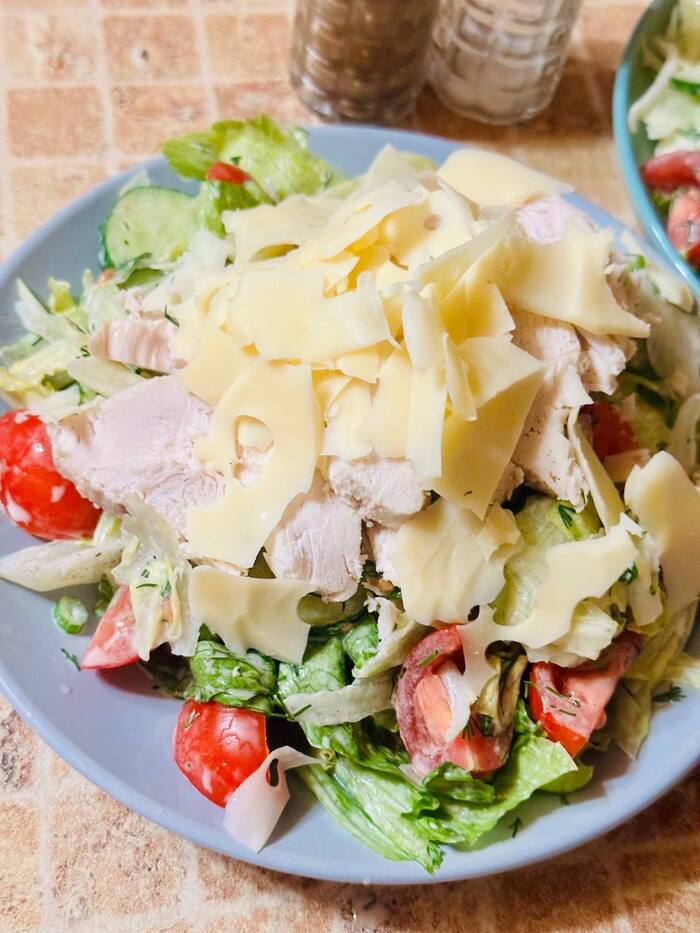 САЛАТ С АЙСБЕРГОМ, ПОМИДОРАМИ, ОГУРЦАМИ И КУРИНОЙ ГРУДКОЙ