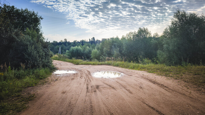 Дорога у озера. По ней и гоняют самосвалы и грузовики с песком с местной промзоны.