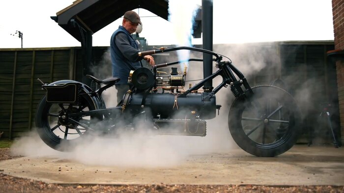 Марк Сандерсон из Норт-Йоркшира, Великобритания, в течение пяти лет собирал стимпанк-байк, работающий на угле и воде