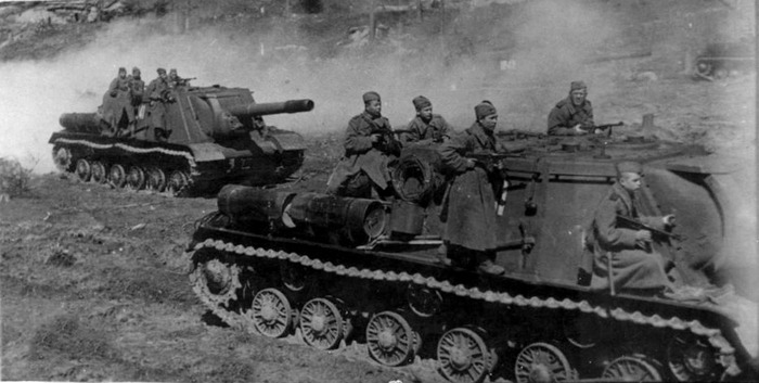 Самоходки ИСУ-152 с десантом на Карельском перешейке