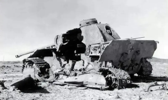 Пантера после попадания 152-мм снаряда в борт