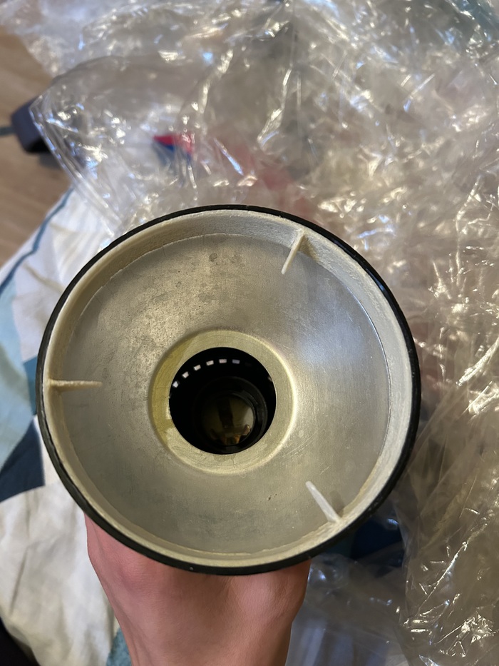 Внутри был установлен стандартный патрон Е 27.