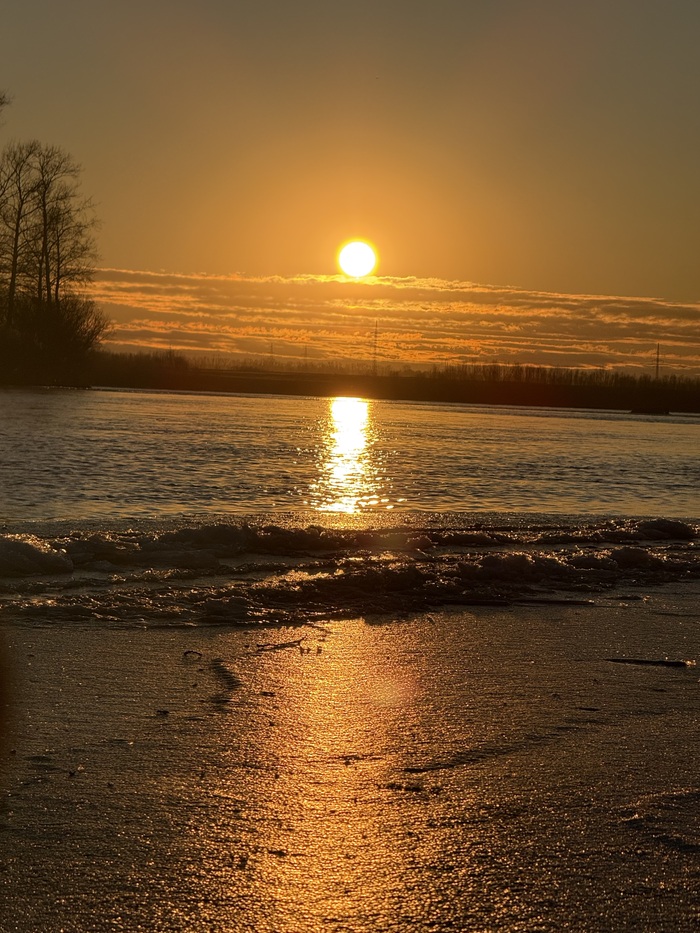 Первый лёд вдоль берега