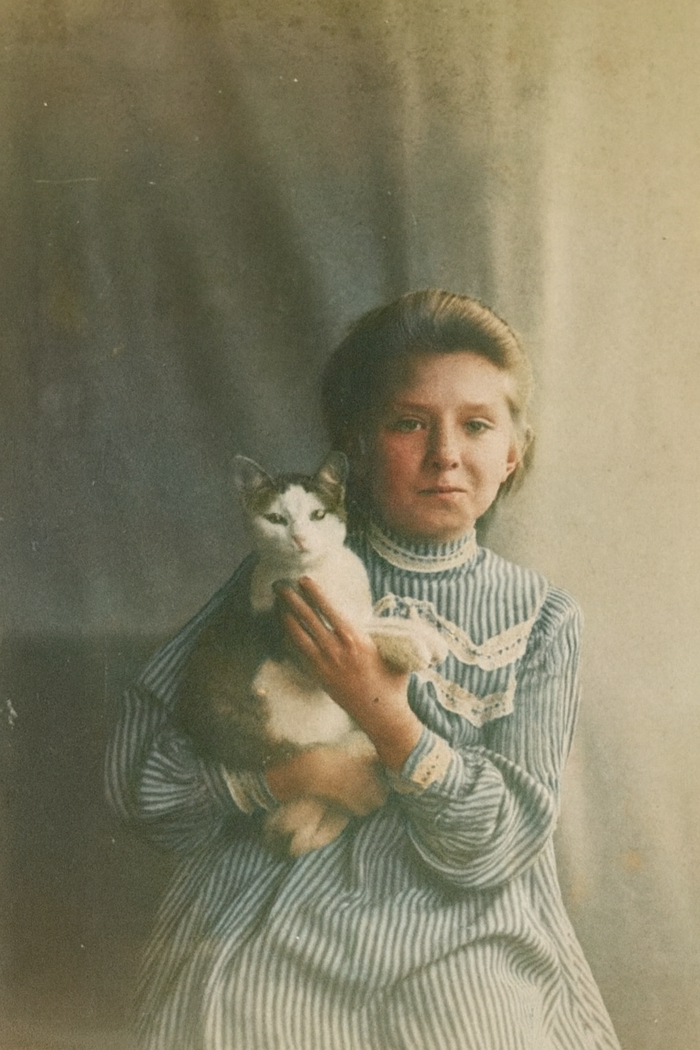 1890-е, Муром. Племянница фотографа с кошкой.