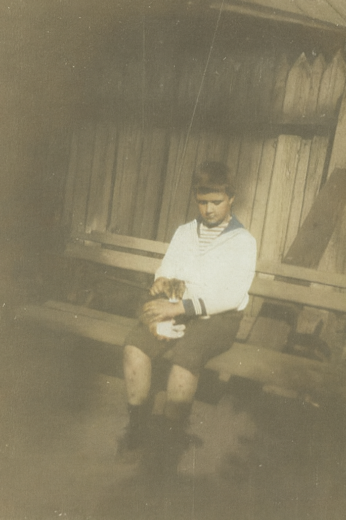 1900–1908, Россия. Портрет мальчика с кошкой. Неизвестный фотограф.