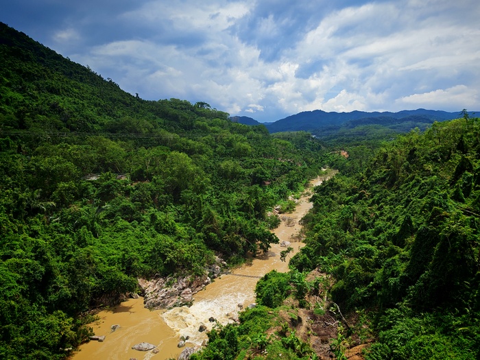 Горная река. Вид с подвесного моста.Янода.