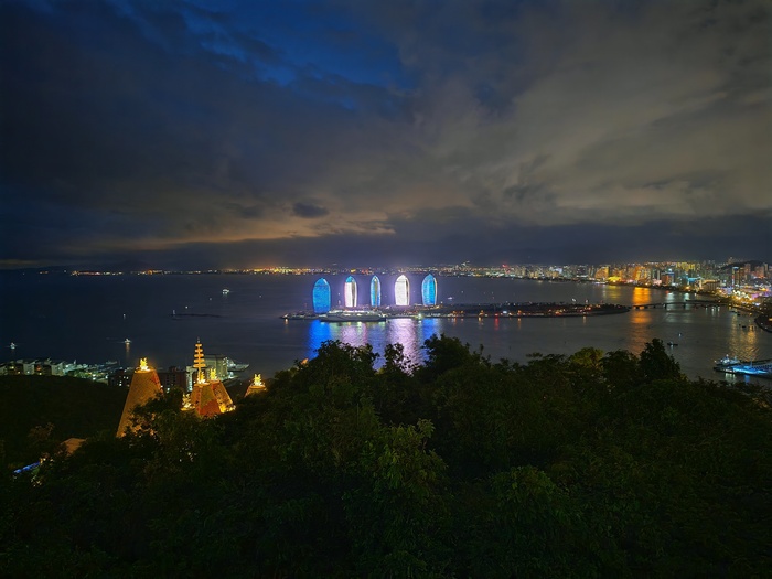 Отель Феникс в подсветке