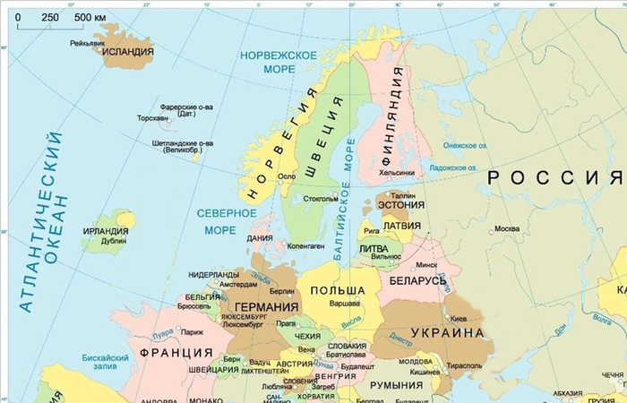 Над седой равниной моря гордо реет Буревестник