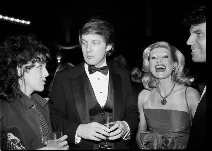 Клаудия Коэн, Дональд Трамп и Ивана Трамп присутствуют на вечеринке по случаю дня рождения адвоката Роя Кона, Нью-Йорк, 22 февраля 1981 года. Фото Сони Московиц. Клаудия Коэн, Дональд Трамп и Ивана Трамп присутствуют на вечеринке по случаю дня рождения адвоката Роя Кона, Нью-Йорк, 22 февраля 1981 года. Фото Сони Московиц.