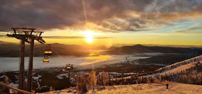 Вид с горы Мустаг на поселок Шерегеш (Кемеровская область).