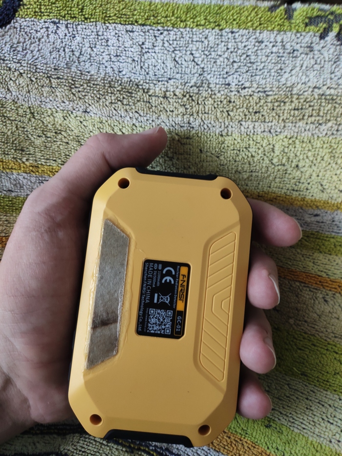 Показания даёт примерно те же, что и без слюды, она вправду условно прозрачная для радиации.