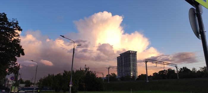 Я опаздывала, но всё равно сфоткала, уж очень облака понравились)