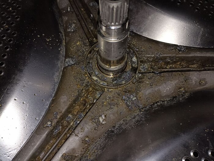 Оставшаяся грязь после мойки под крестовиной барабана, а так же вся "параша" от использования моющего порошка.