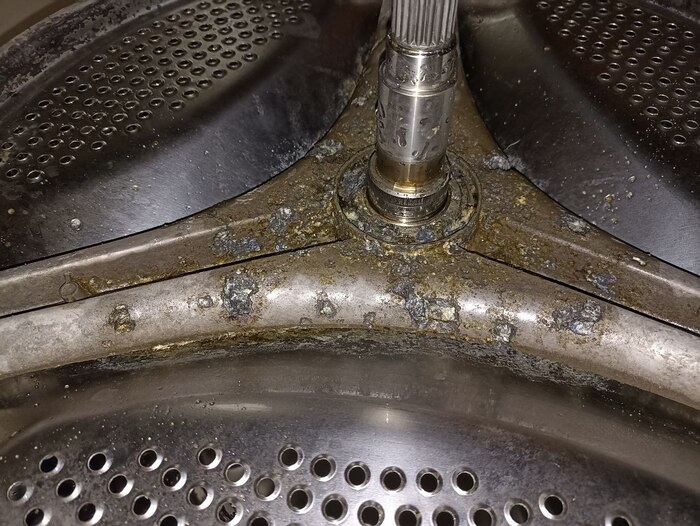 Оставшаяся грязь после мойки под крестовиной барабана, а так же вся "параша" от использования моющего порошка.