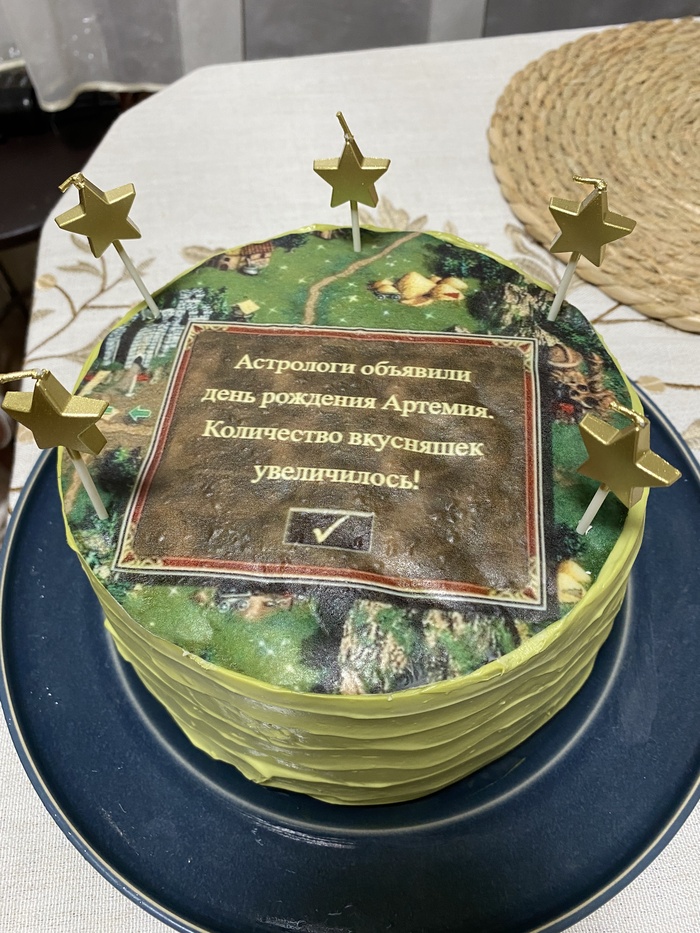 Тортик. Пекла сама, так что немного криво, но зато домашнятинка