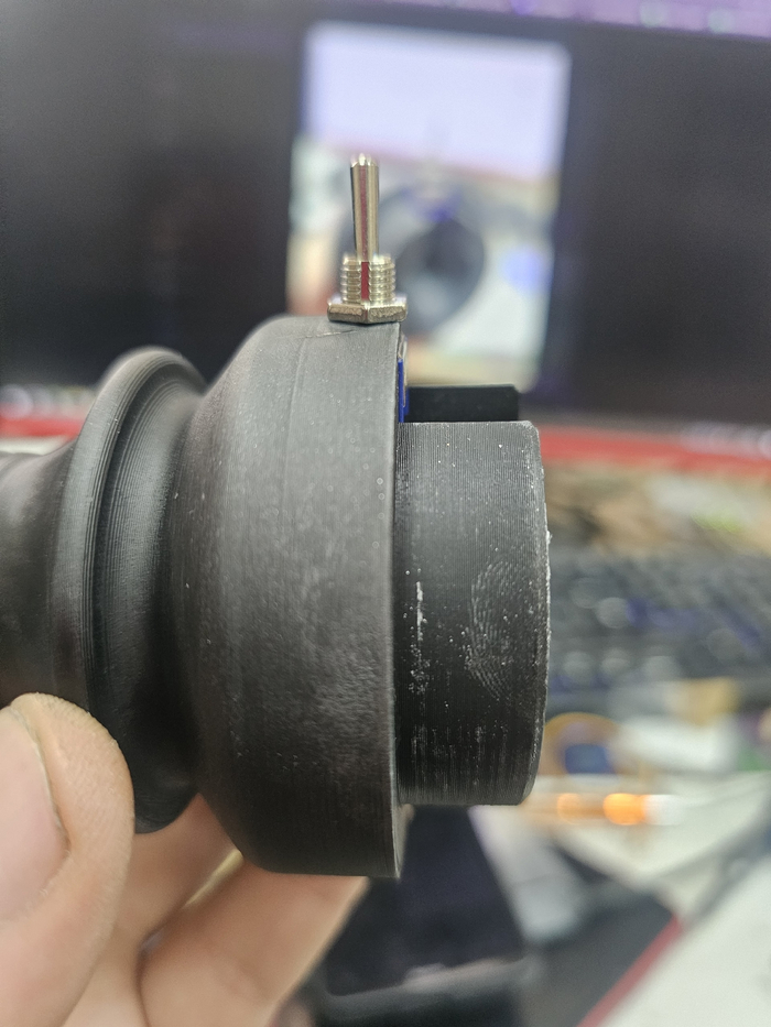 почти вровень выпирает. но на клею не видно будет, наверно...