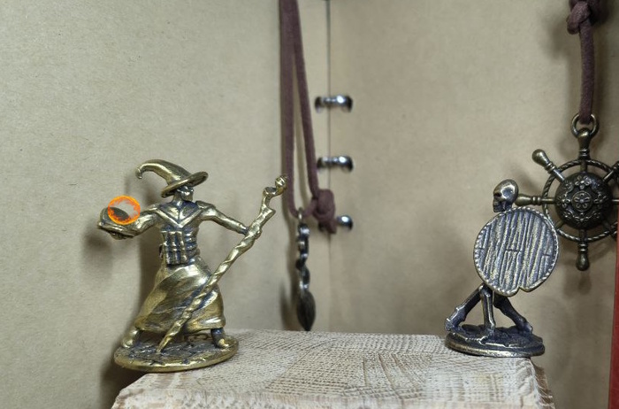 Он не колдовал — он призывал. Его книга, распахнутая на забытых страницах хроник Огня, впитала волю мага.